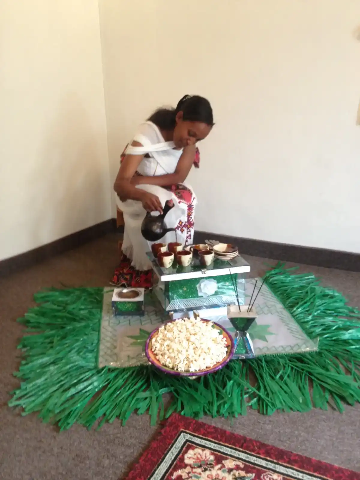 Ethiopische koffieceremonie met jebena en kopjes