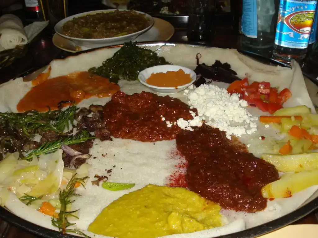 Injera met wat, Ethiopische schotel
