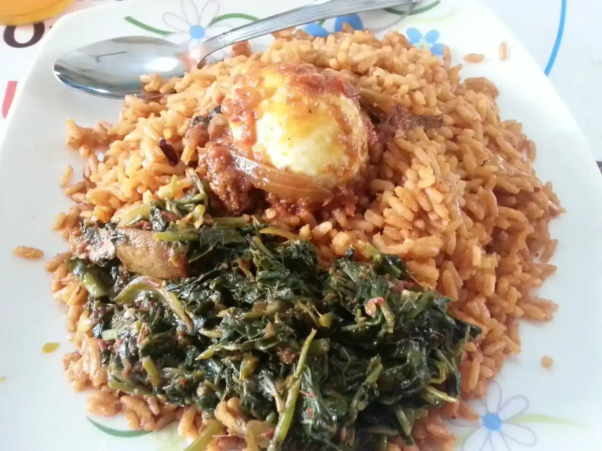 Jollof rijst met groentesaus en ei (West-Afrika)